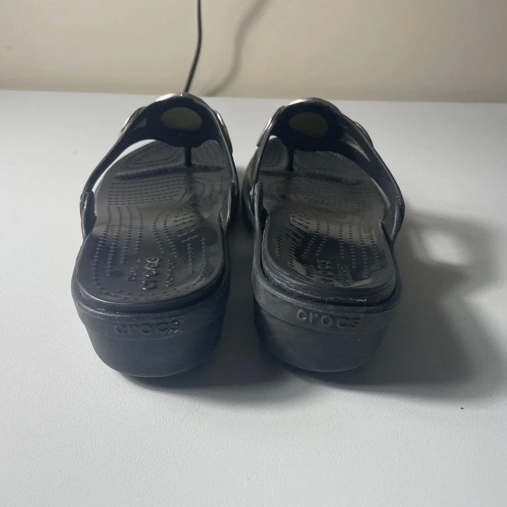 Crocs Sanrah Hammered Circle Wedge Thong Sandal Size 10 Black Metallic Comfort